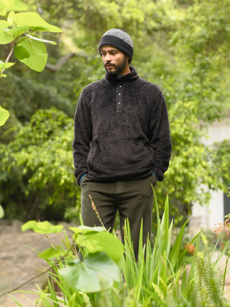 Shaggy Pullover in Black
