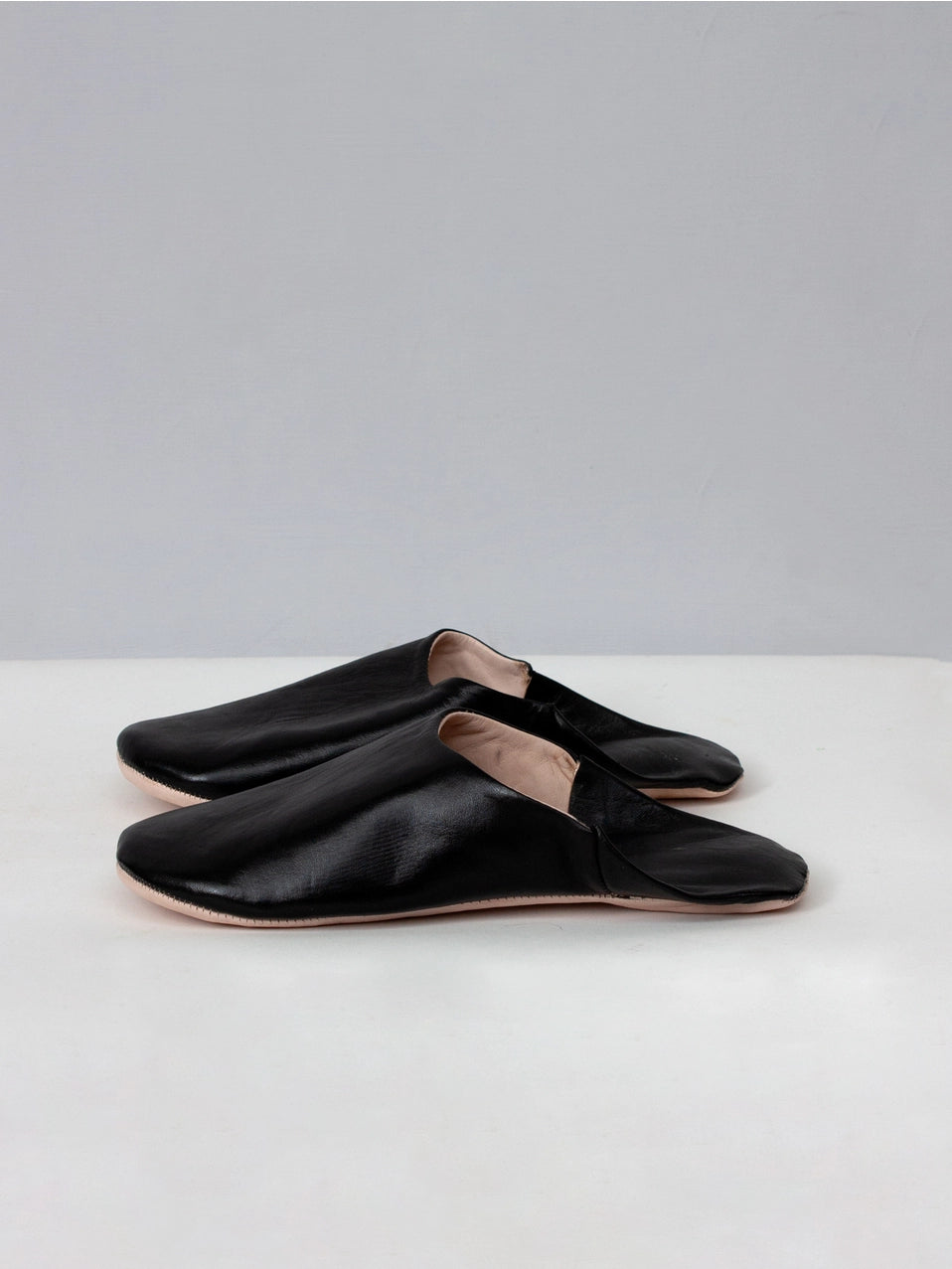 Moroccan Babouche Slippers in Black